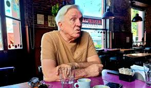 Pholder boob easy arrangement, she is very prompt.