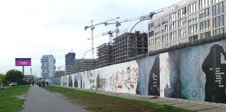Nur ein jahr später waren die grenzanlagen im innerstädtischen bereich, bis 1992 auch im berliner umland fast vollständig abgebaut. Beruhmter Ddr Rest Wem Gehort Die Mauer Taz De