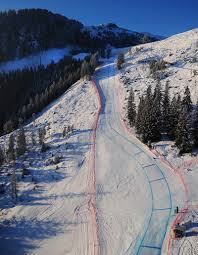 Per jumpsuit verschaffen sich die extremsportler einen eindruck davon. Die Streif Abfahrt