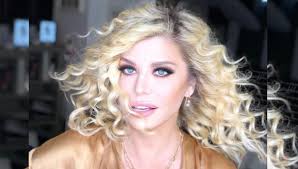 Loredana is an impressive live performer, fascinating vocalist and maverick musician experimenting thru her 20 stream tracks and playlists from loredana groza on your desktop or mobile device. Cum ArÄta Loredana Groza La 22 De Ani Replica DatÄ De ArtistÄ Pentru Cei Care I CriticÄ ApariÈiile IndrÄzneÈe Romanesti Vedete Unica Ro