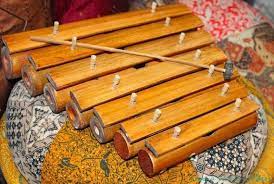 Untuk memainkan alat musik yang satu ini yaitu dengan cara ditiup pada bagian membrannya, sehingga akan menghasilkan bunyi getar dan suaranya pun mirip dengan katak. Alat Musik Tradisional Bali Nama Gambar Jenis