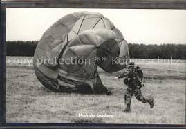 Ein aktivist fliegt mit einem fallschirm in. Militaria Deutschland Bundeswehr Soldat Fallschirm Landung Kat Militaria Nr Ka67397 Oldthing Ansichtskarten Geschichte Militar Militar K