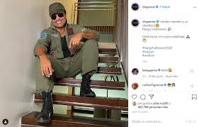 Chayanne compartió una foto desde su casa, en la cual mostró los resultados del ejercicio físico que está haciendo en cuarentena. Chayanne Disfraz El Cantante Se Las Vio Dificil Con Su Difraz En Redes