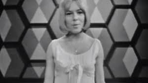 Autour de moi j'entends rire les poupées de chiffon celles qui dansent sur mes chansons poupée de cire, poupée de son. En 1965 Poupee De Cire Poupee De Son Propulsait France Gall