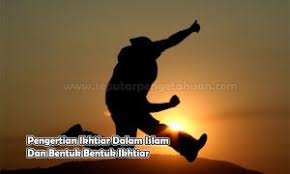 Orang yang tawakal tetap bekerja, sedang sikap tawakalnya menjadi warna yang tercermin dari ayat 99 dari surat an nahl tersebut menyebut bahwa orang yang tawakkal kepada allah adalah orang sulit ditaklukkan oleh syaitan. Agama