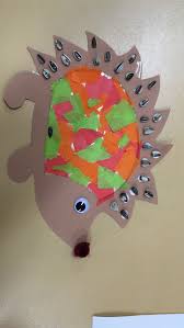 Igel Bastelarbeit Schneiden Stupferlen Reissen Klebefolie Bekleben Immer 3 Kerne Pro Stachel Abzahlen Und Kleben Bastelarbeiten Basteln Igel