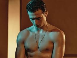 Bach Buquen, chi ha diffuso i suoi video espliciti? Quel corpo fluido e  nudo che sbriciola il marketing del lusso - Gay.it