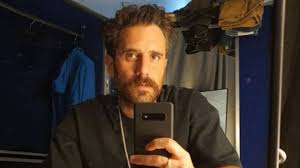 È la frase con cui il frontman dei the giornalisti tommaso paradiso riprende in mano il suo account instagram, spiegando ai fans che il gioco dello scambio dei. Tommaso Paradiso E La Voglia Di Paternita Il Sogno Di Annalia