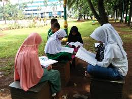 Belajar mewarnai kaligrafi gambar mewarnai anak tk. Siswa Manfaatkan Taman Kantor Walkot Jaktim Untuk Tempat Belajar Nusakini