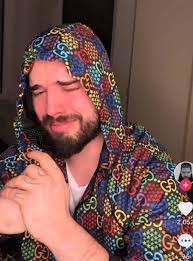 U naručju drži bebu, koja prima kiseonik: Adam Adaktar nakon drame posetio  u bolnici tek rođenu ćerku i ženu