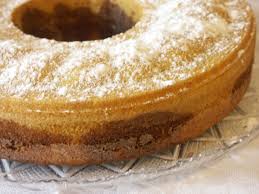 Per il pranzo della domenica serve qualcosa che stupisca tutti tutti. Il Dolce Della Domenica Ciambella Alla Panna E Cacao Chip E Merletti