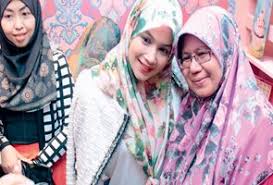 Sultan hassanal bolkiah of brunei married former tv3 (malaysia) newscaster azrinaz mazhar hakim at a private ceremony attended by family members and close friends at the istana brunei in kuala lumpur, malaysia. Ini Sebab Kenapa Norjuma Selalu Pergi Ke Brunei Astro Awani
