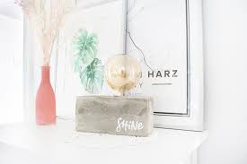 Damit aus dem blatt eine schale wird, formen wir aus sand einen kleinen haufen (je höher der sandberg, desto tiefer wird die schale). Diy Lampe Aus Beton Mit Herz Gluhbirne