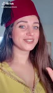 المرأة المغربية الانيقة بزيها الاصيلة بأخلاقها :المناضلة زبيدة الريسوني  اللتي كانت تمد المجاهدين 🇩🇿 بالسلاح ومنهم بومدين وبن بلة ناكري الجميل