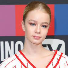 Das umstyling der vierten staffel. Zoe Saip Gala De