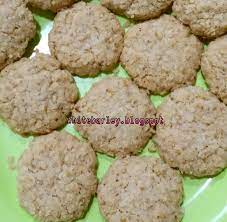 Ia juga boleh didapati di pasar malam dan kedai tepi jalan yang membuat lelongan kuih raya. Biskut Oat Sukatan Cawan White Barley