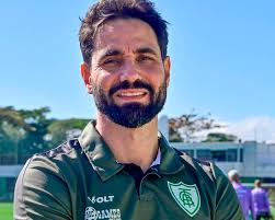 Paulo Assis lista dificuldades em 'volta para a casa' no América