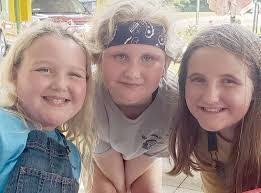 Lisa Petz's Instagram, Twitter & Facebook