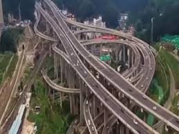 Hoe langer je naar de auto kijkt, hoe meer verschrikkelijke toevoegingen je ontdekt. Irres Autobahnkreuz In China Welt Vol At