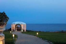 Che siano in una grotta a picco sul mare, in una posizione con una vista mozzafiato o circondati da un'atmosfera romantica, questi 15 ristoranti trasformeranno la vostra cena in un'esperienza che non sarà facile da dimenticare. Cena Romantica Sul Mare Nel Gazebo Degli Innamorati Augustus Resort A Santa Cesarea Terme In Salento
