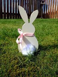 Osterdeko Draussen Farbige Und Lustige Dekoideen Zum Schonen Fest Osterdeko Diy Osterschmuck Osterdeko Aus Holz