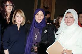 وكان الحدث الأكبر خلال الساعات الماضية هو ظهور الفنانة حلا شيحة بالحجاب مرة أخرى، حيث نشرت صورة لها عبر صفحتها الخاصة على موقع «انستجرام» وعلقت عليها قائلة «بحمد ربنا إني أخيرا لقيت التوازن. Ø´Ù…Ø³ Ø§Ù„Ø¨Ø§Ø±ÙˆØ¯ÙŠ Ø¨Ø§Ù„Ø­Ø¬Ø§Ø¨ Ù…Ø§ Ø§Ø­Ù„Ø§Ùƒ Ø¨Ø§Ù„Ø­Ø¬Ø§Ø¨ Ø§ØºØ±Ø§Ø¡ Ø§Ù„Ù‚Ù„ÙˆØ¨