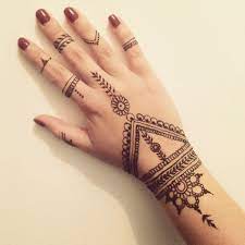 Bereiten sie einen holzstab zum zeichnen eines musters, einen filzstift oder einen kosmetikstift zum erstellen einer skizze auf der haut vor. 85 Henna Ideen Henna Henna Tattoo Ideen Henna Tattoo Vorlagen