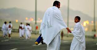 Songkok, kopiah, serban, selendang, malah kain ihram sekalipun. Cara Memakai Kain Ihram Yang Benar Untuk Laki Laki Perempuan