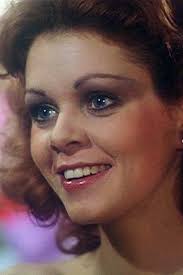 Lynne Ross's Instagram, Twitter & Facebook