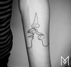 Moganji Berlin Single Line Linientattoos Kiss Tattoos Inspirierende Tattoos
