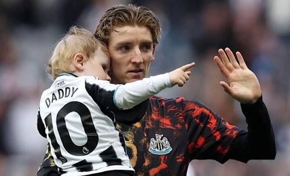 Anthony Gordon with his son at St James Park  #NUFC #stjamespark  #toonarmy #NewcastleUnited