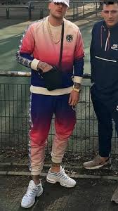 Jacke mit stehkragen, durchgehendem frontreißverschluss, 2 seitlichen eingrifftaschen und elastischen. Von Welcher Marke Ist Dieser Trainingsanzug Rap