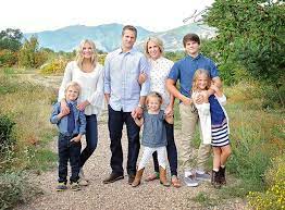 How To Pose Families And Groups Photography Tutorial Roundup Outdoor Family Photoshoot Family Photos What To Wear Family Picture Poses