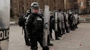 Uno de ellos es human rights watch, cuyo director regional josé miguel vivanco señaló que las muertes y acciones violentas de los agentes hacen impostergable una reforma policial en colombia.las protestas en los últimos años en colombia generan enormes dudas. Escuadron Movil Antidisturbios Esmad Youtube
