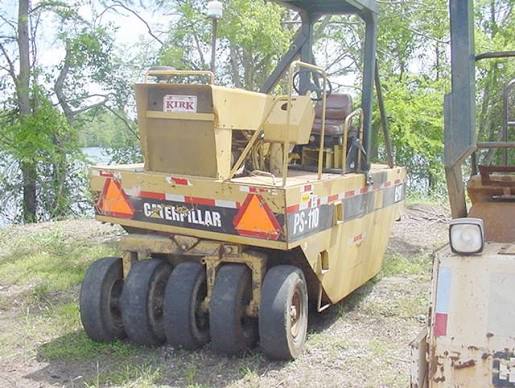 Caterpillar PS130 Pneumatic Roller