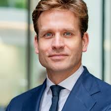 Recorddrukte bij Jasmijns snackmobiel op 16e verjaardag: jonge ondernemer  mag eindelijk friet bakken