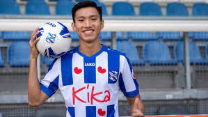 Những hình ảnh hiếm hoi của văn hậu mặc trang phục bảo hộ kín mít trên chuyến bay đặc biệt trở về việt nam. Ä'oan VÄƒn Háº­u Clb Heerenveen Æ°u Ai Ä'áº·c Biá»‡t Ä'oan VÄƒn Háº­u Vietnamnet