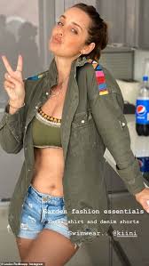 See more ideas about louise redknapp, louis, louise rednap. Louise Redknapp 45 Displays Her Taut Abs In A Bikini Top And Denim Hotpants In Sexy New Snaps 247 News Around The World