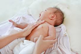 6 Cara Mengatasi Biang Keringat Pada Bayi Yang Aman Dan Ampuh