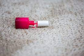 طريقة إزالة المناكير من الكنب يمكنك التعامل مع بقع طلاء الأظافر المزعجة مجلتك