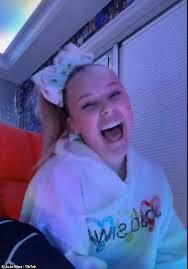 Jojo Siwa 17 Lip Syncs To Lady Gaga S Lgbtq Anthem Born This Way Daily Mail Online
