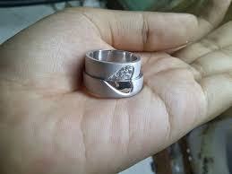 Menggunakan cincin di tangan kiri juga bertujuan untuk melindungi cincin dari kemungkinan rusak, karena biasanya tangan ini lebih jarang digunakan dibandingkan dengan tangan kanan. 30 Ide Gambar Cincin Di Telapak Tangan Benan Efashion