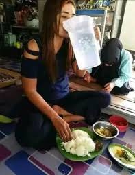 Salah satu fungsi meme lucu adalah untuk dipakai perang gambar. 10 Tingkah Konyol Orang Indonesia Ini Bikin Kamu Pengen Banting Hp Kik News Semuanya Lucu Gambar Lucu Foto Lucu