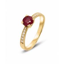 Vous regardez avec émerveillement votre bague de fiançailles fraîchement placée sur votre main gauche. A Quelle Main Et Quel Doigt Se Porte La Bague De Fiancailles