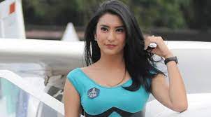 Saat usianya menginjak 15 tahun, ia berhasil dinobatkan sebagai finalis gadis sampul. Profil Tyas Mirasih Artis Hot Initial Tm Computer Wallpaper Desktop Wallpapers Beauty Girl Cool House Designs