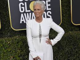Check out this biography to know about her birthday, childhood, family life, achievements jamie lee curtis is an american big screen and television actress and also a writer. Weisse Haare Weisse Robe Das Netz Feiert Jamie Lee Curtis Trend Magazin Jamie Lee Curtis Jamie Lee Weisses Haar