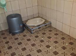 Bak mandi terbuat dari bahan teraso yang di lapisi dengan anti jamur sehingga mudah untuk membersihkannya dengan spon. Gaya Terbaru 29 Desain Kamar Mandi Minimalis Kloset Jongkok