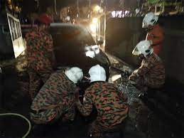 Naib ketua pemuda pas, ahmad fadhli shaari mengecam pengurus facebook drmaza.com kerana mengaitkan suspek kes bakar kereta mufti perlis dr mohd asri zainul abidin dengan pas. Biasa Kereta Di Pejabat Takdir Allah Saya Parking Di Rumah Mufti Perlis Semasa Mstar