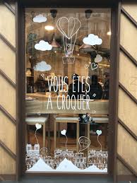 Mapetitevitrine Paris Merchandising Vitrine Windowdisplay Window Display Creation Con Decoration Saint Valentin Deco Vitrine Decorations De Paques Diy
