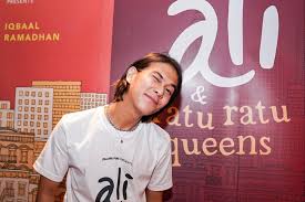Nonton streaming movies download film ali & ratu ratu queens (2021) subtitle indonesia gratis sinopsis. Sinopsis Film Terbaru Iqbaal Ramadhan Ali Ratu Ratu Queens Womantalk